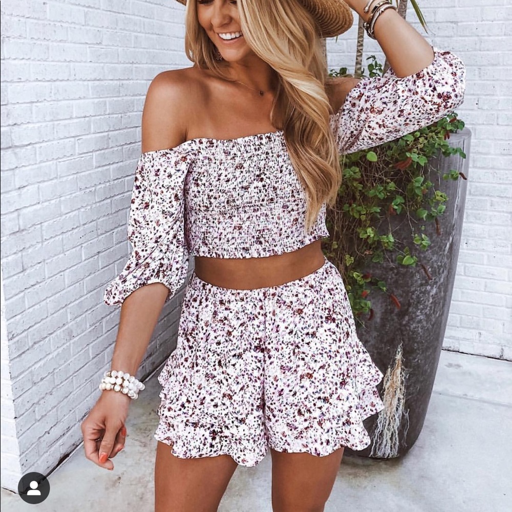 🆕 NWT! Ditsy Floral Two Piece Set